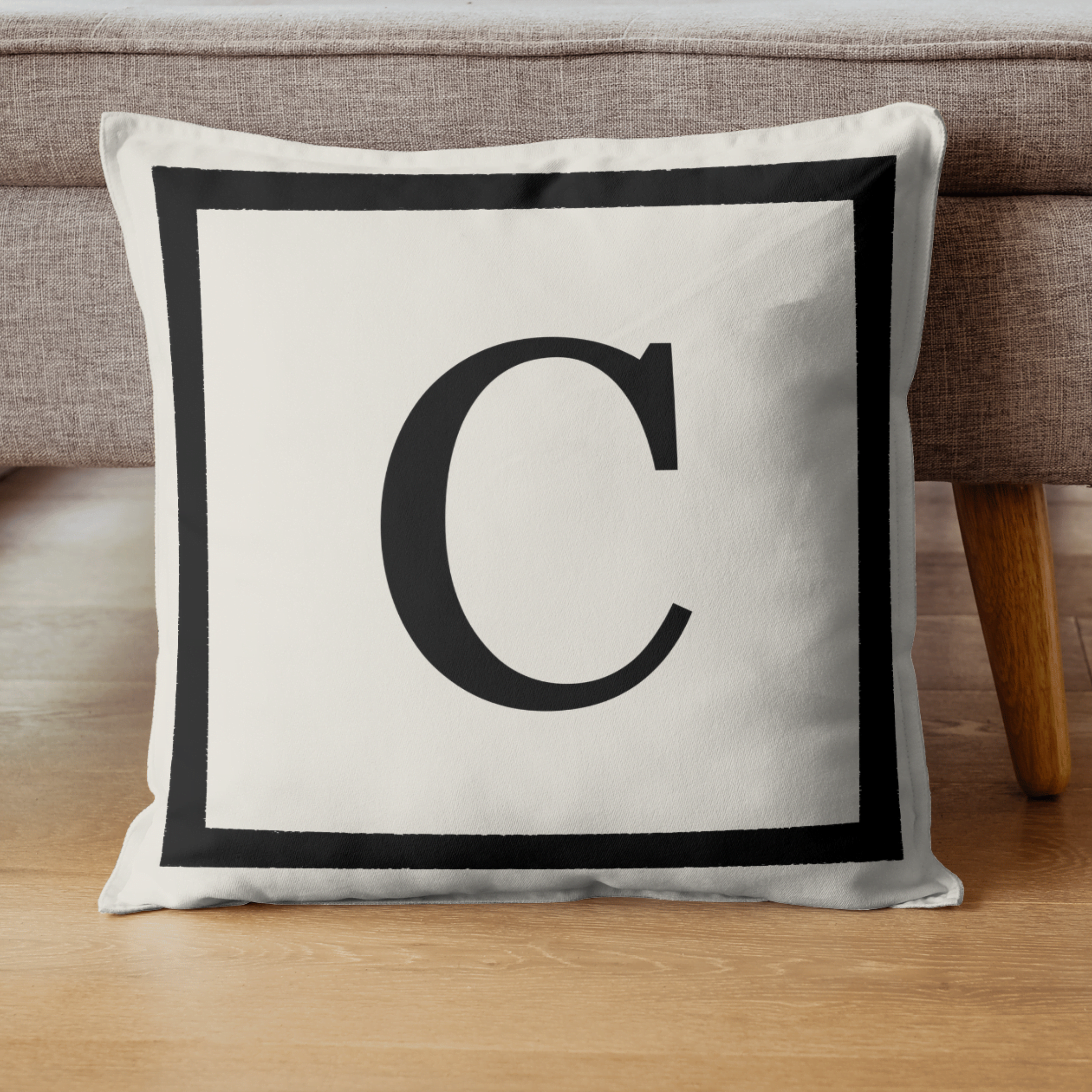 Harfli Kırlent Kılıfı - C Harfi - Hediyelik Dekoratif Kırlent Yastık Kılıfı 43x 43 Cm Krem-siyah