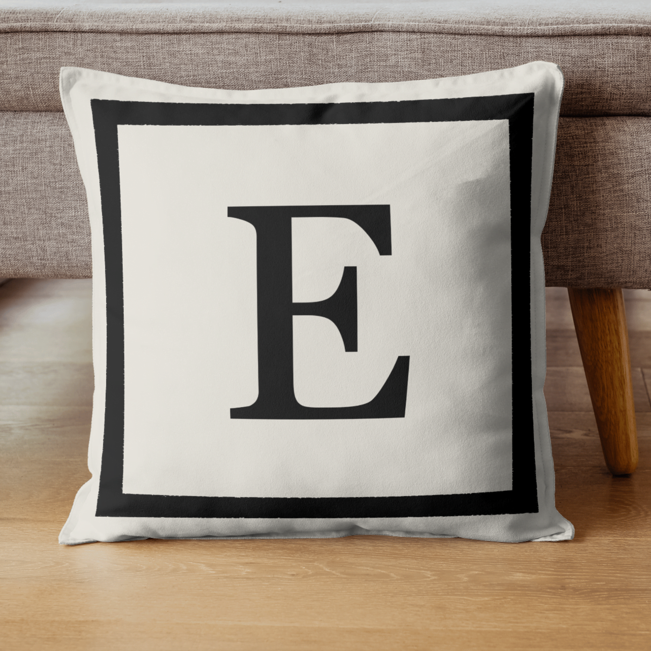 Harfli Kırlent Kılıfı - E Harfi - Hediyelik Dekoratif Kırlent Yastık Kılıfı 43x 43 Cm Krem-siyah