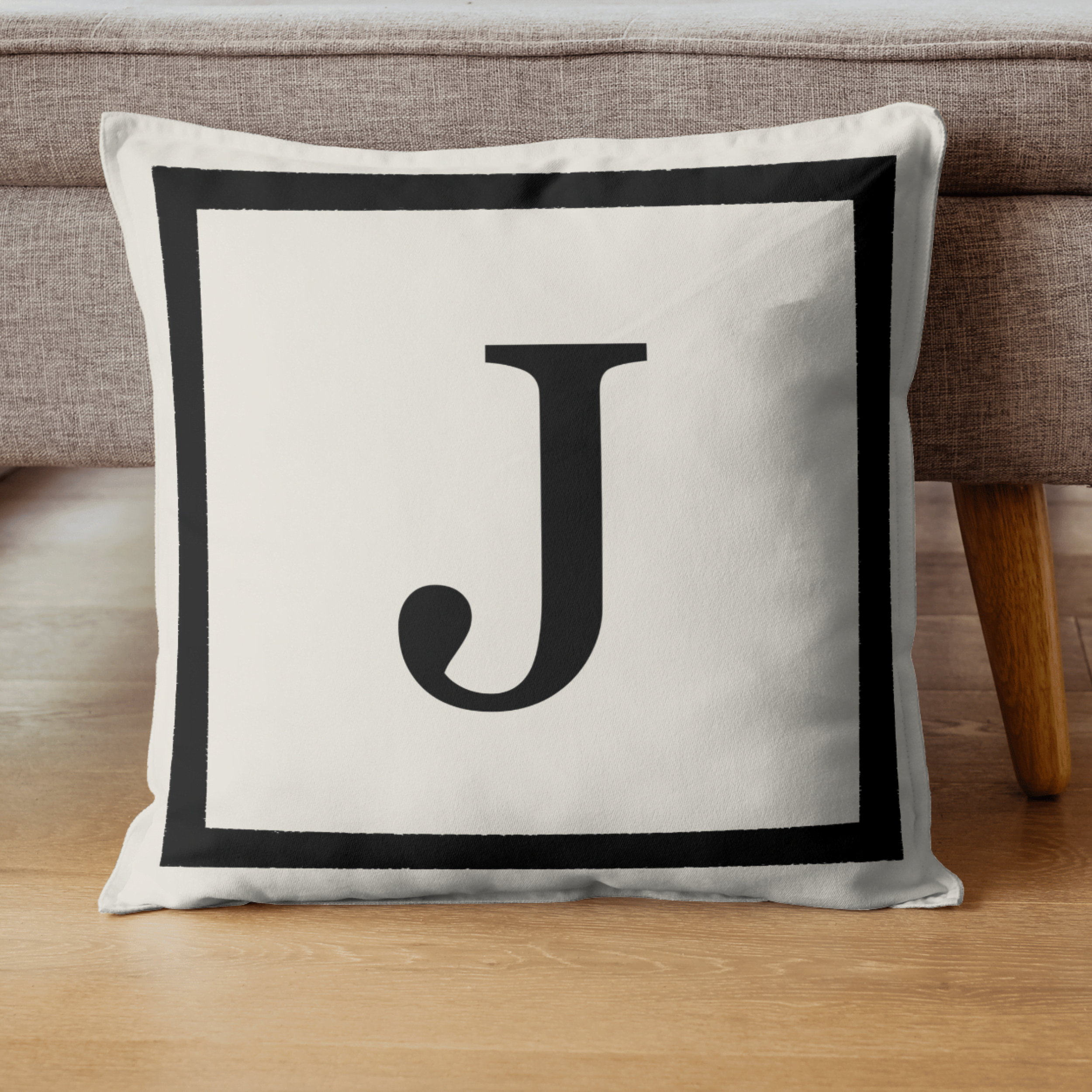 Harfli Kırlent Kılıfı - J Harfi - Hediyelik Dekoratif Kırlent Yastık Kılıfı 43x 43 Cm Krem-siyah