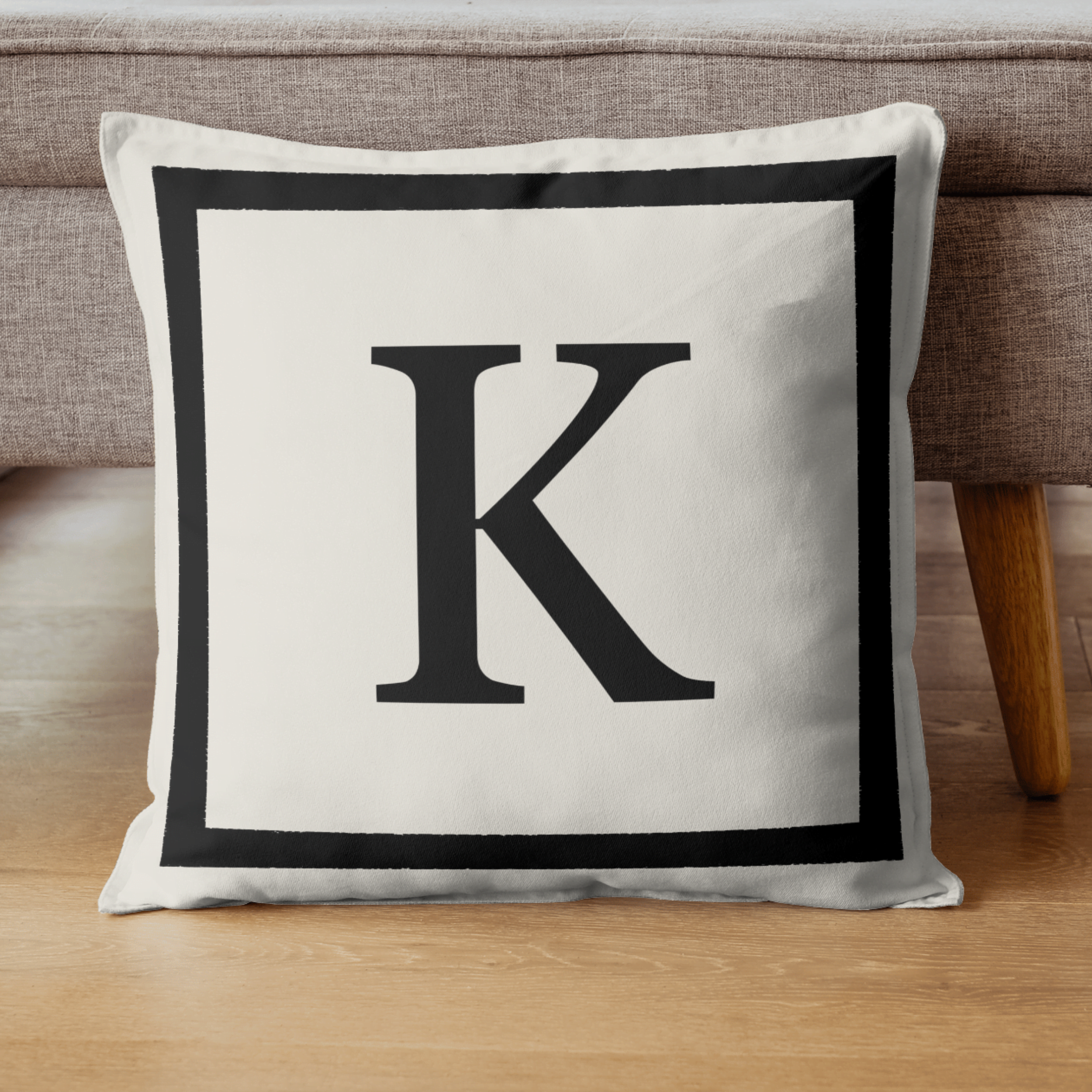 Harfli Kırlent Kılıfı - K Harfi - Hediyelik Dekoratif Kırlent Yastık Kılıfı 43x 43 Cm Krem-siyah