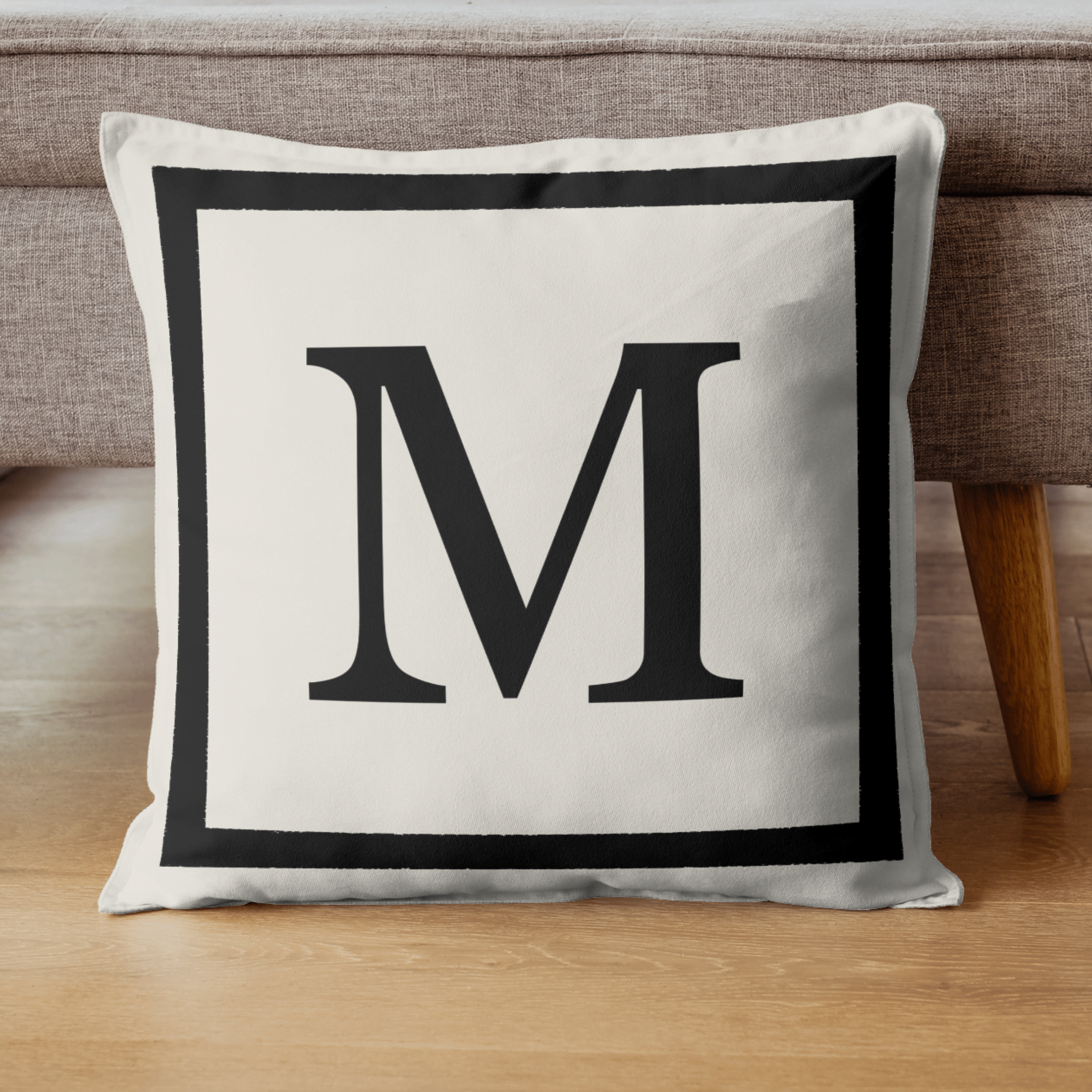 Harfli Kırlent Kılıfı - M Harfi - Hediyelik Dekoratif Kırlent Yastık Kılıfı 43x 43 Cm Krem-siyah