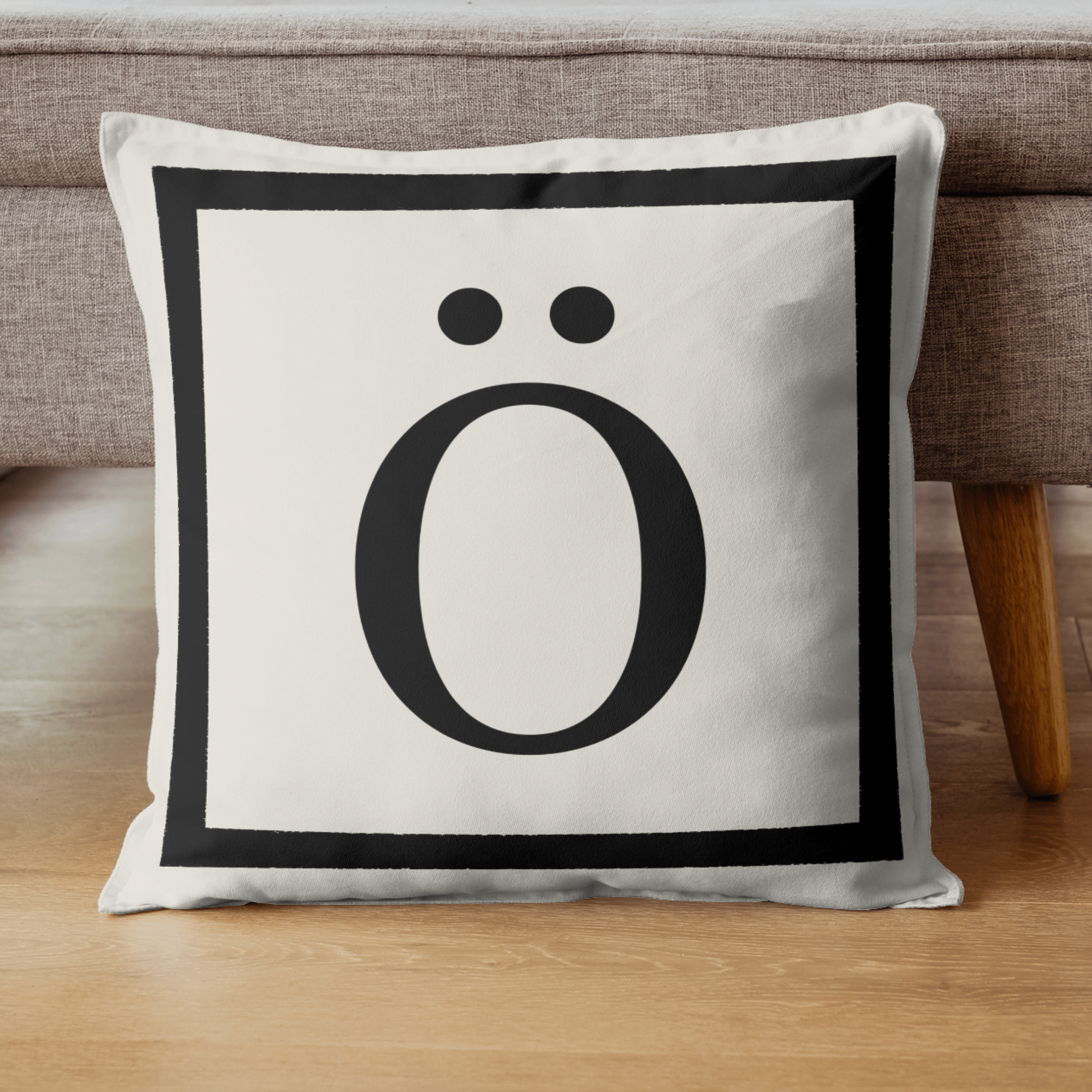 Harfli Kırlent Kılıfı - Ö Harfi - Hediyelik Dekoratif Kırlent Yastık Kılıfı 43x 43 Cm Krem-siyah