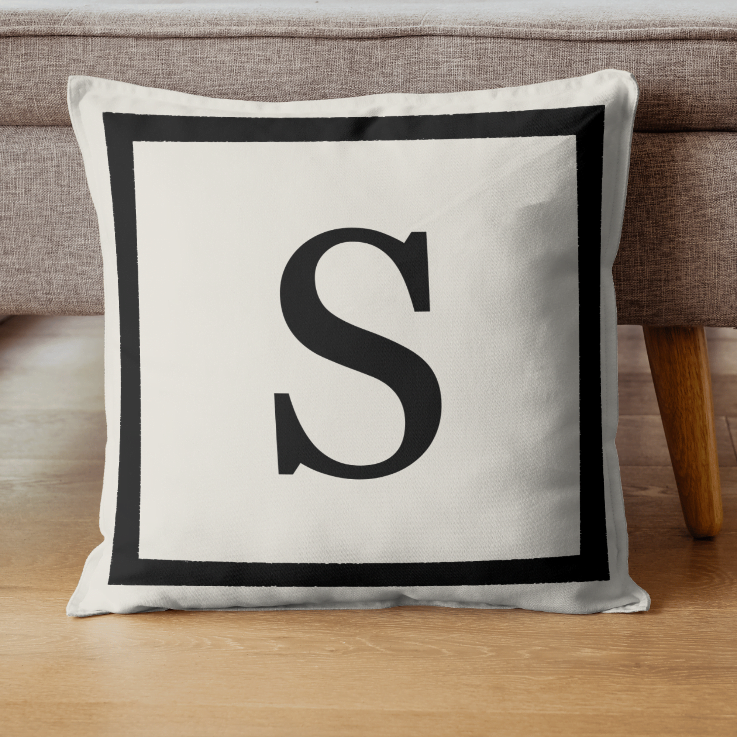 Harfli Kırlent Kılıfı - S Harfi - Hediyelik Dekoratif Kırlent Yastık Kılıfı 43x 43 Cm Krem-siyah