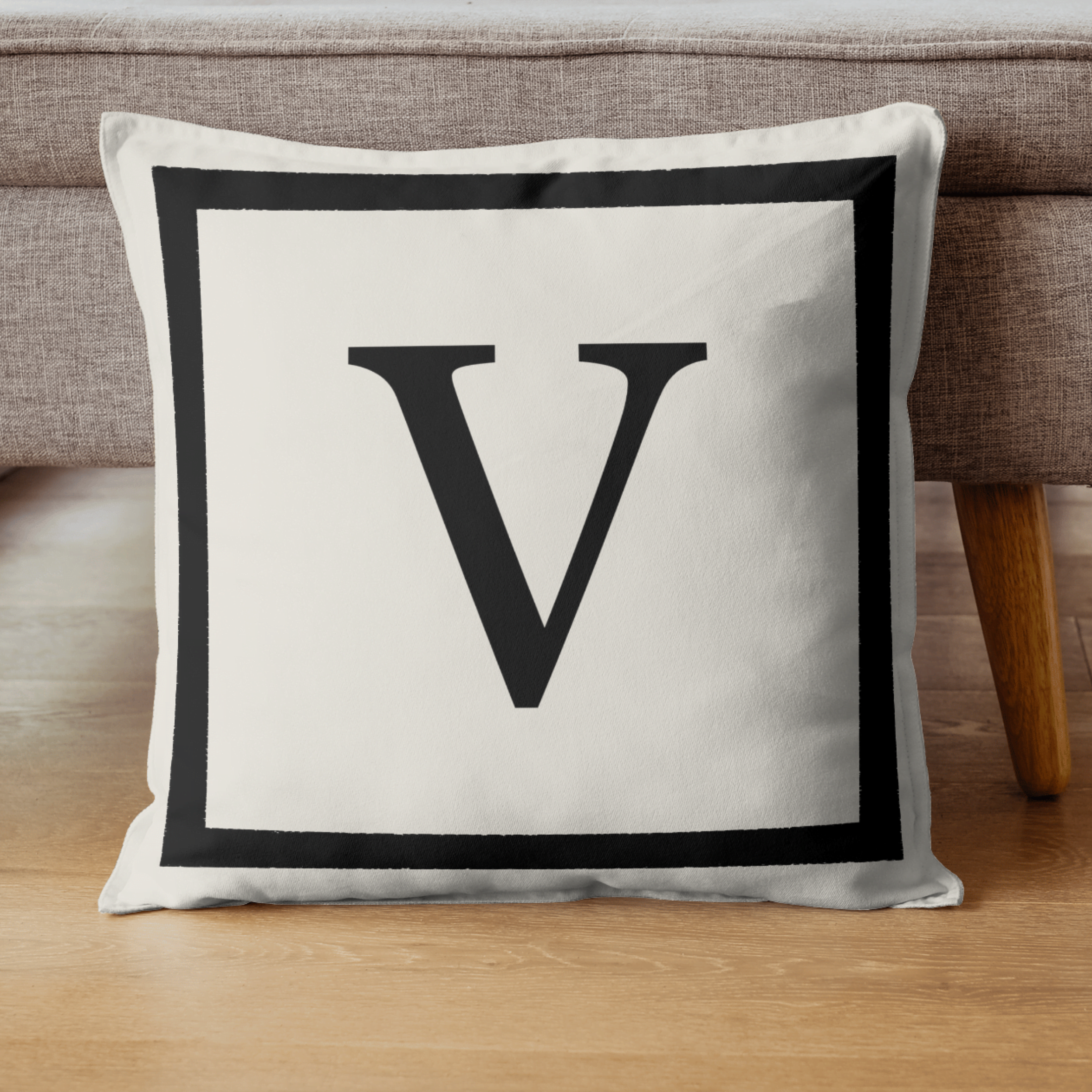 Harfli Kırlent Kılıfı - V Harfi - Hediyelik Dekoratif Kırlent Yastık Kılıfı 43x 43 Cm Krem-siyah